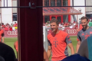 记者：拜仁今日进行了公开训练课，穆勒仍在随球队训练