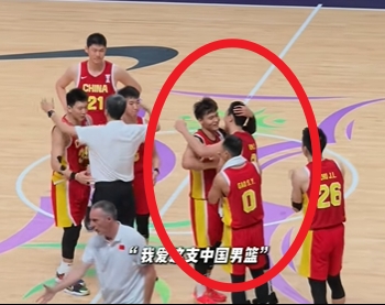 开云体育网址-错失绝杀后队友暖心鼓励 胡明轩获赵睿拍头微笑安慰