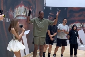 周玲安：杰伦威右手腕伤势仍在恢复 总决赛时他就跟我说想来中国