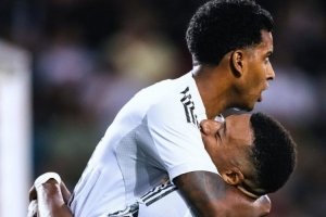 表达支持！姆巴佩晒抱起罗德里戈庆祝照片：我的兄弟