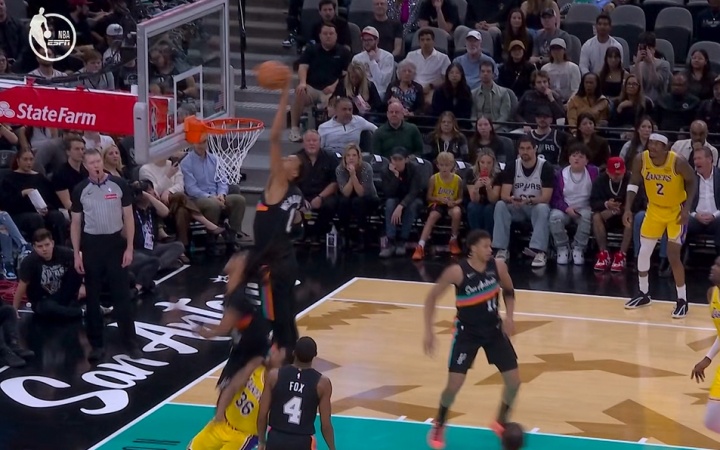 开云入口-非人类！斯玛特超级高抛 被文班暴跳没收！