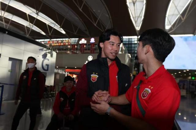 开云体育在线-海港开启西行冬训穆帅提前动身 内援引进尚未关门