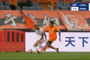 泰山半场三人染黄！克雷桑拼抢时踩中莱切特脚踝，被主裁出示黄牌