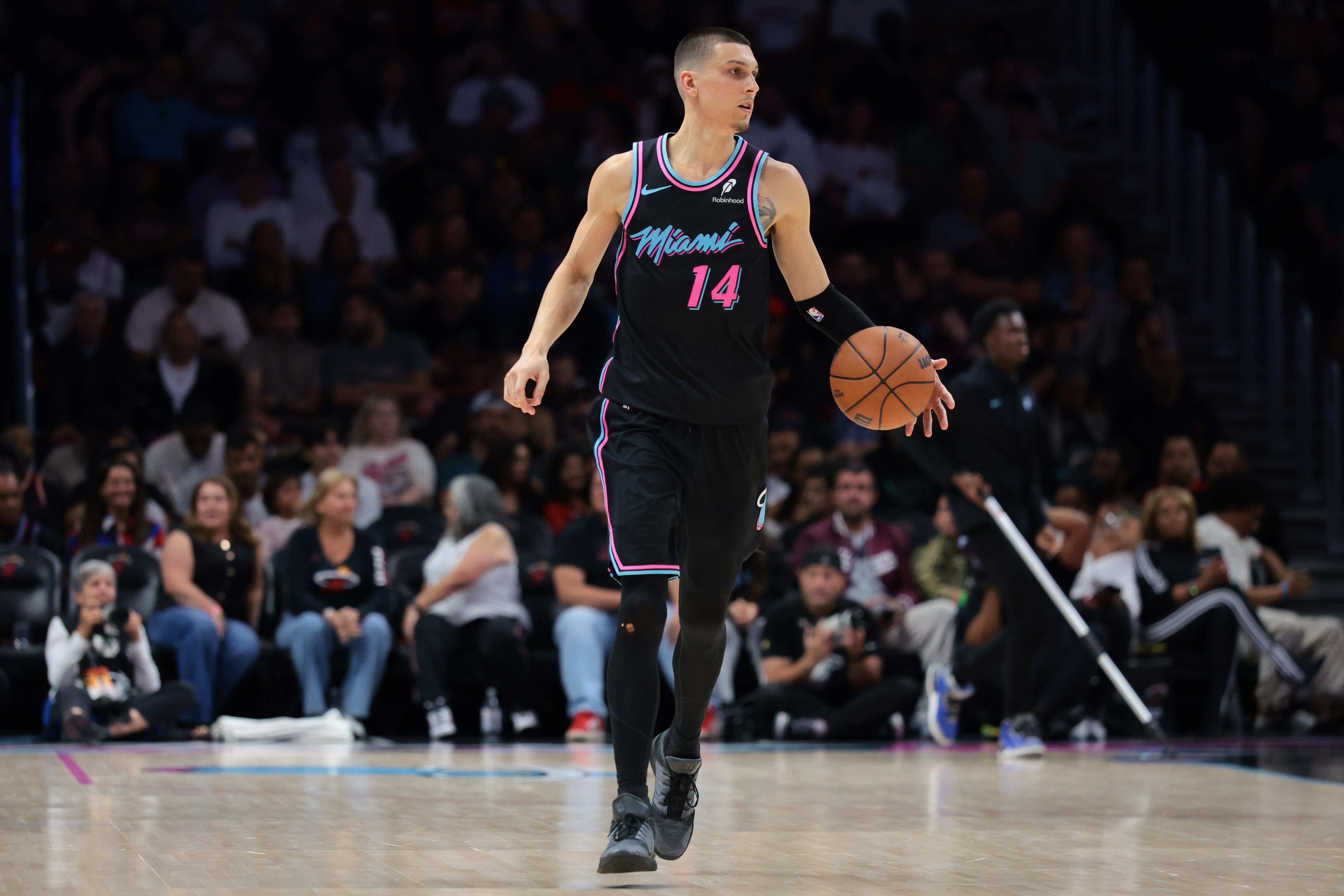 开云体育网址-热火迎战魔术 希罗&amp;鲍威尔&amp;韦尔&amp;亚库乔尼斯出战 维金斯缺阵